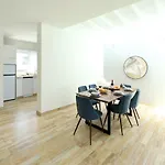 Bella, Modern 4 Bed *