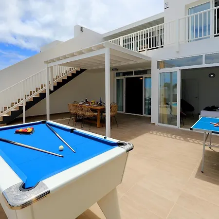 Bella, Modern 4 Bed Willa *