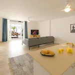 Bella, Modern 4 Bed Villa *